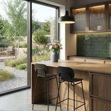 Frame Bar Stool barstol med ryglæn i egefinér og pulverlakeret stålstel i industrielt design.