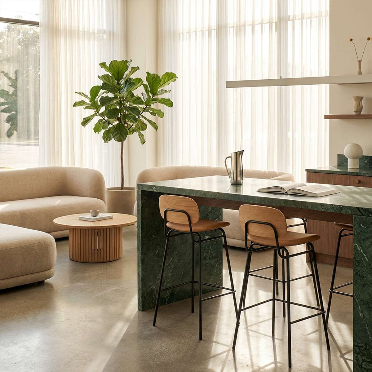 Frame Bar Stool barstol med ryglæn i læder og pulverlakeret stålstel, industrielt design.
