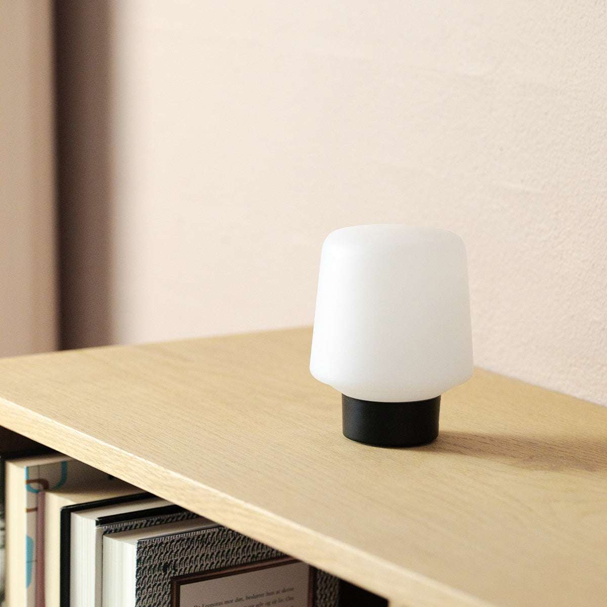 Ambience Lamp Intelligent med rund hvid kuppel og sort fod til indendørs og udendørs brug