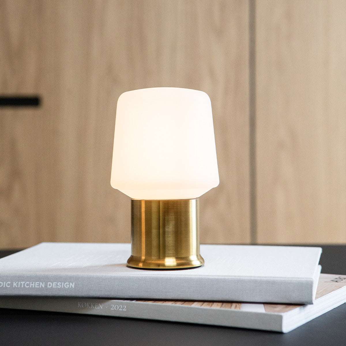 London base i børstet messing, 5 cm høj holder til Lamp Intelligent i rustfrit stål