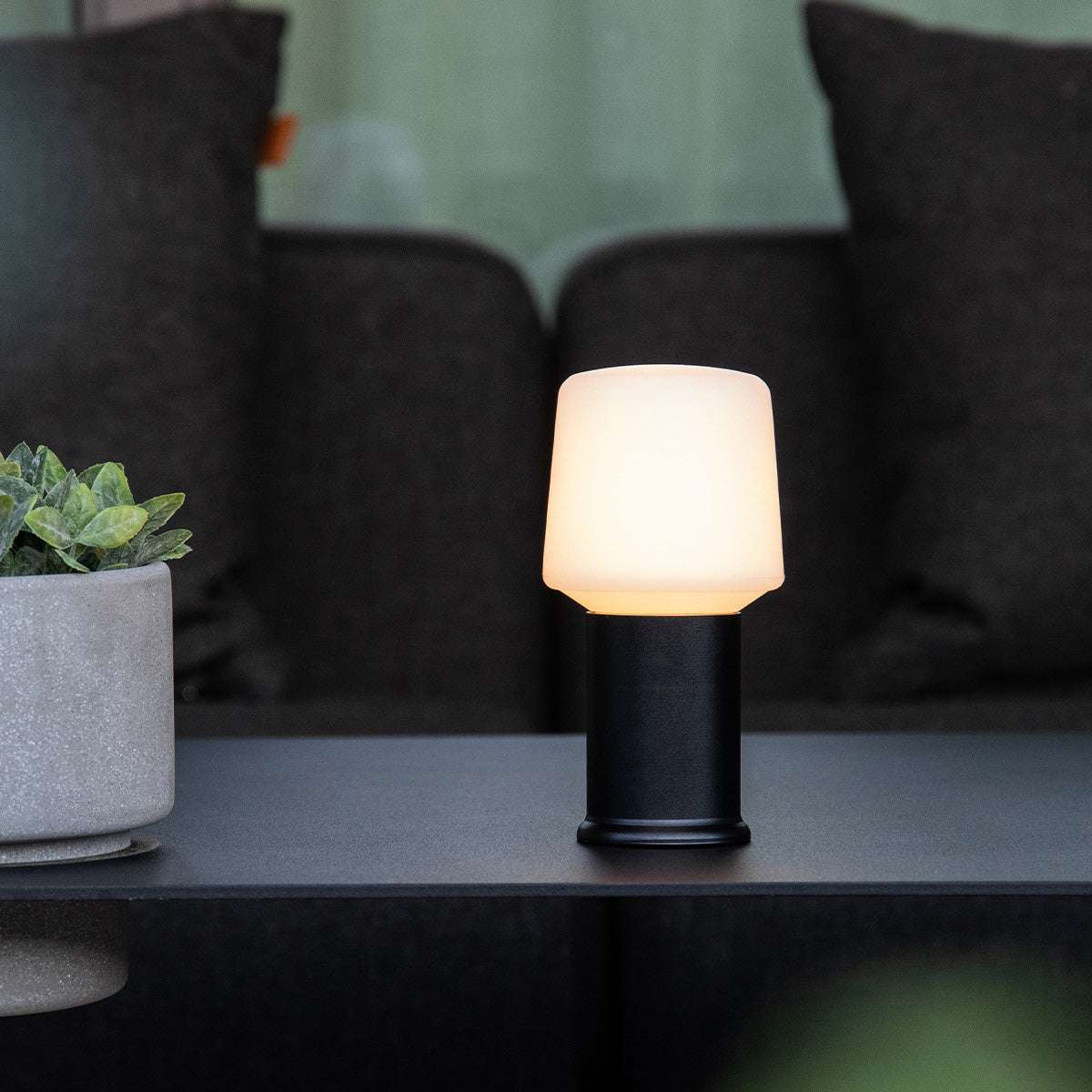 Sort London base i pulverlakeret rustfrit stål, 8,4 cm høj holder til Lamp Intelligent.