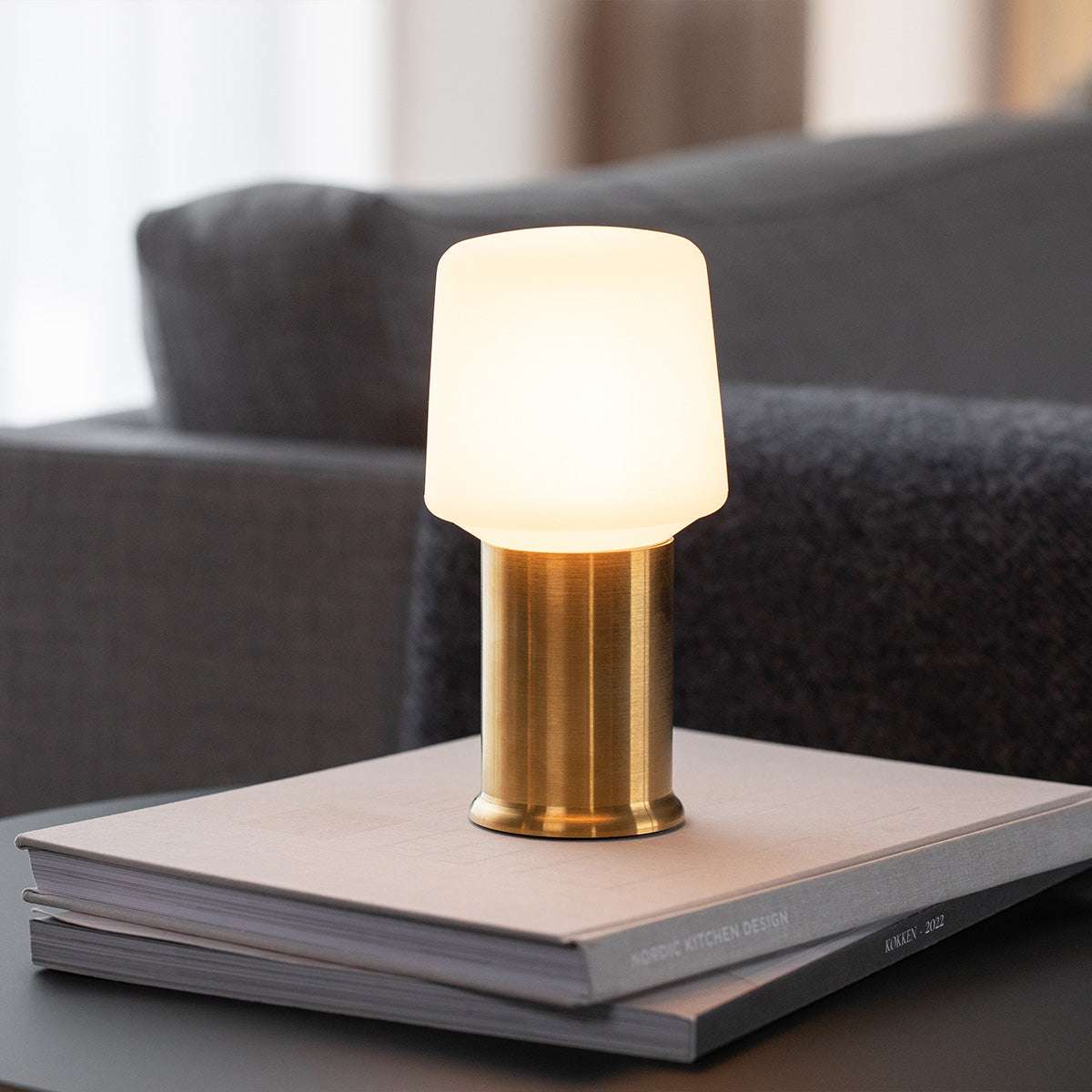 London base i børstet messing, 8 cm høj holder til Lamp Intelligent i rustfrit stål.