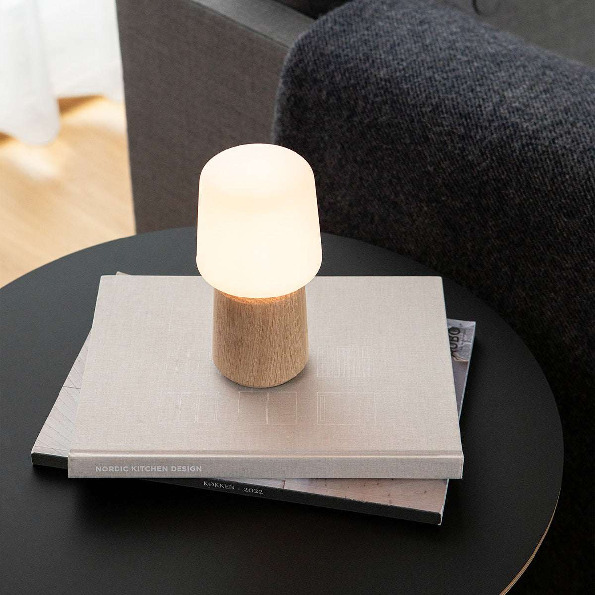 Oslo base i massivt FSC®-certificeret egetræ, størrelse 8 cm, indendørs belysning.
