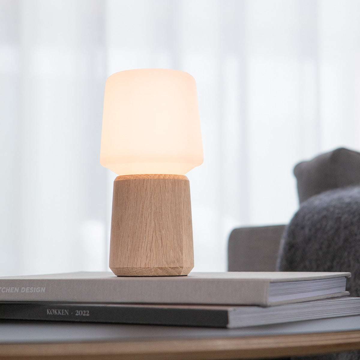 Oslo base i massivt FSC®-certificeret egetræ i størrelse 8, indendørs lampeholder med skandinavisk design.
