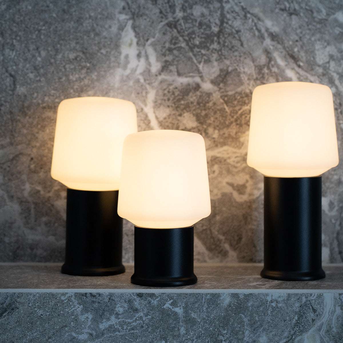 Sort Lamp Intelligent+ med London base i rustfrit stål i forskellige størrelser, udendørs belysning.