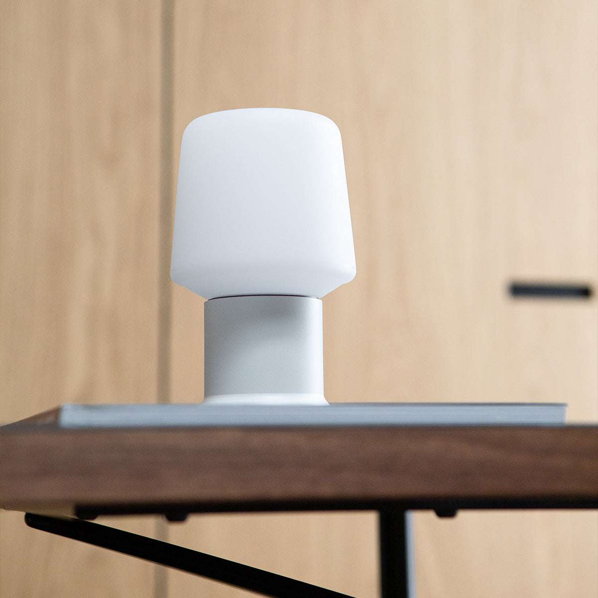 Hvid Lamp Intelligent+ med London base i rustfrit stål, lille størrelse, udendørs belysning