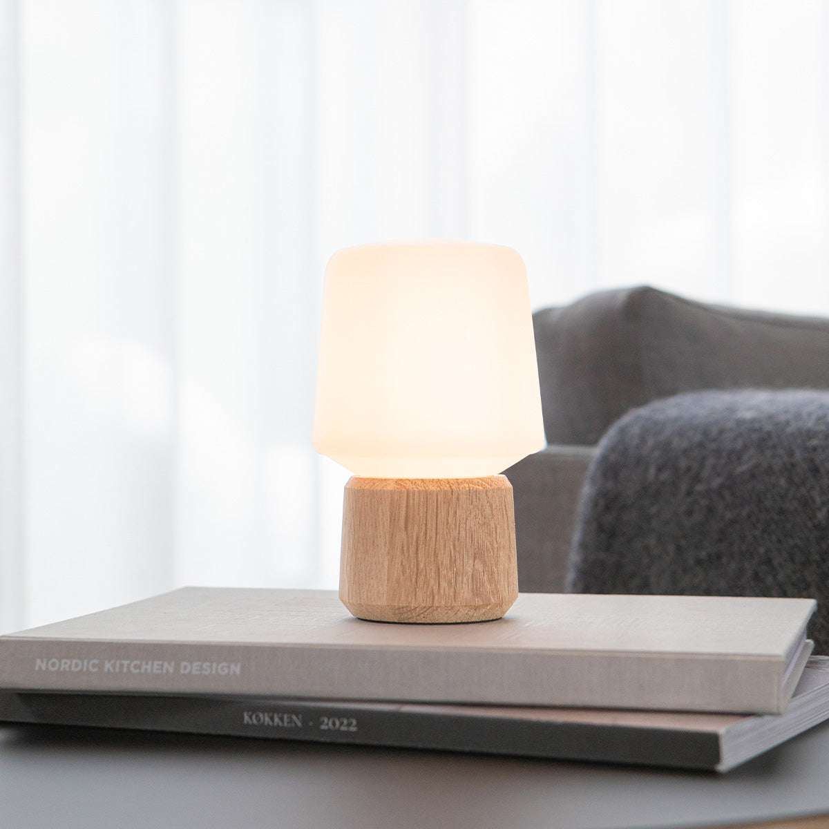 Ambience Lamp Intelligent+ med Oslo base i FSC-certificeret kvalitetsegetræ, størrelse 5, indendørs belysning.
