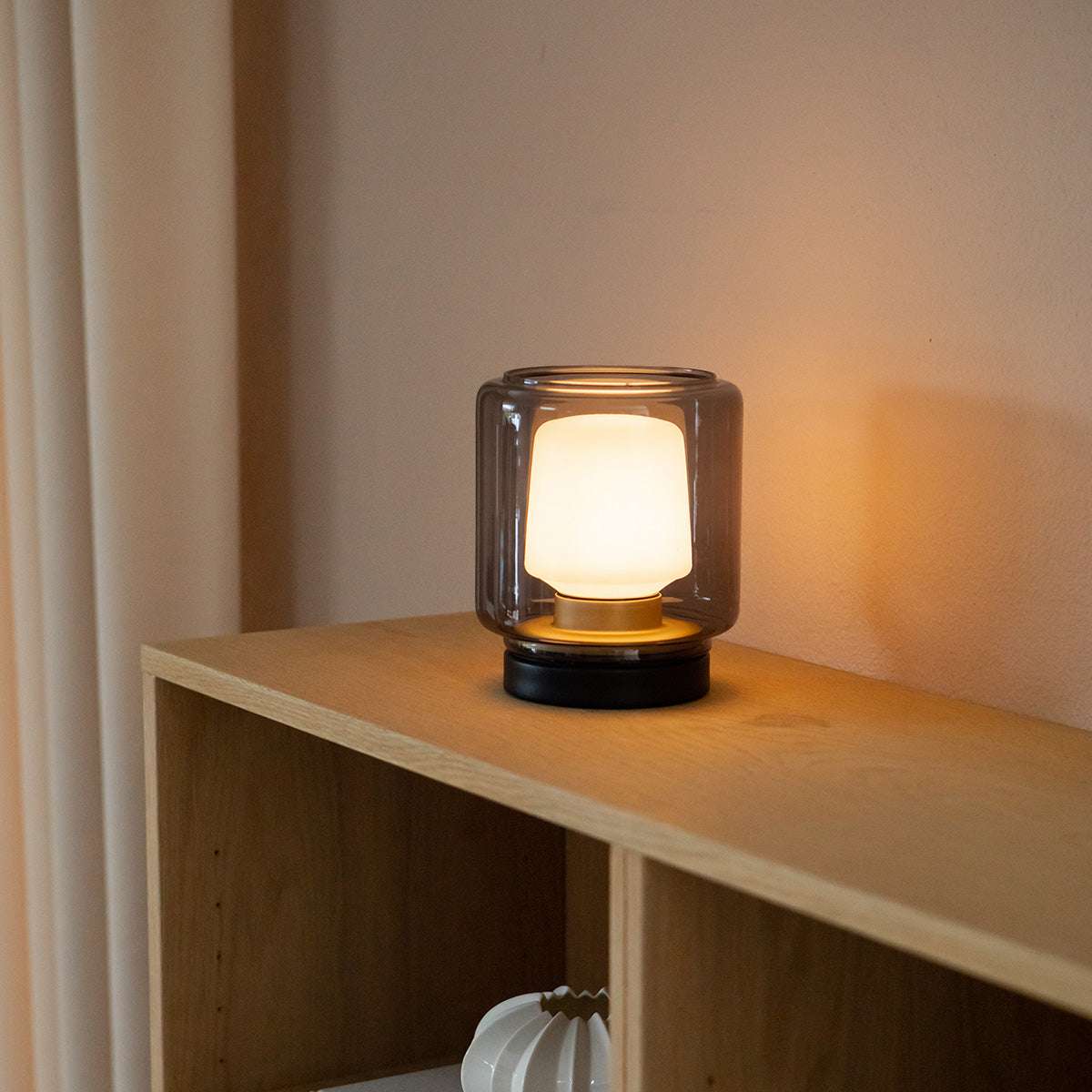 Ambience Lamp Intelligent+ med New York rustfri stålbase og frostsikkert glas til udendørs brug