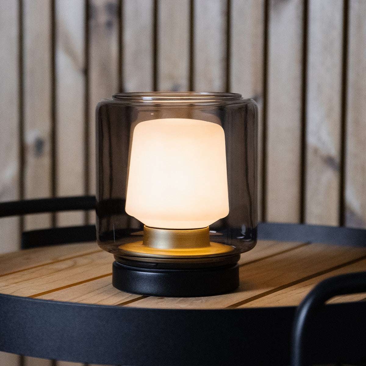 Ambience Lamp Intelligent+ med New York base i rustfrit stål og frostsikkert glas til udendørs brug