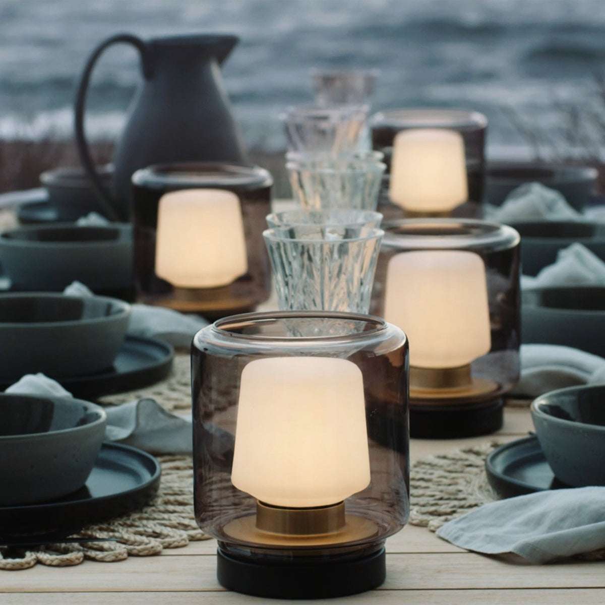 Ambience Lamp Intelligent+ med New York base i rustfrit stål og frostsikkert glas til udendørs brug