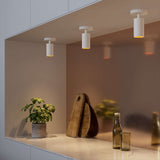 Hvid Expo Ceiling loftslampe i aluminium med enkel, rund form og varm belysning.