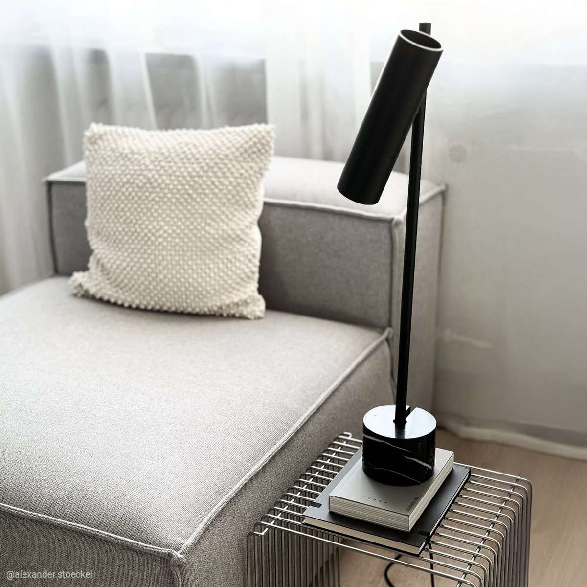 Sort Expo Table bordlampe med mat aluminium og marmorfod i moderne design.