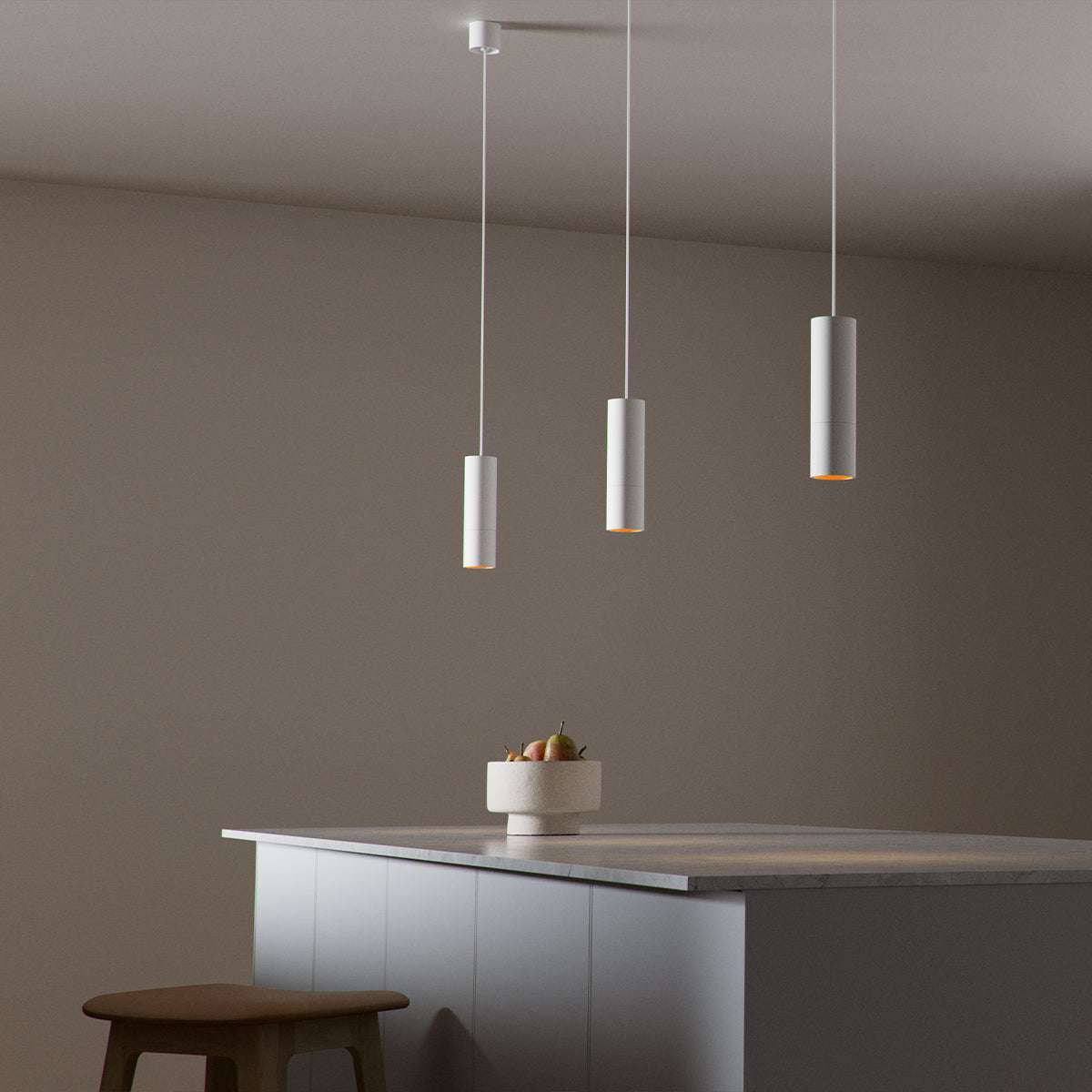 Hvid Expo Pendant pendellampe i aluminium med enkel og tidløs design.