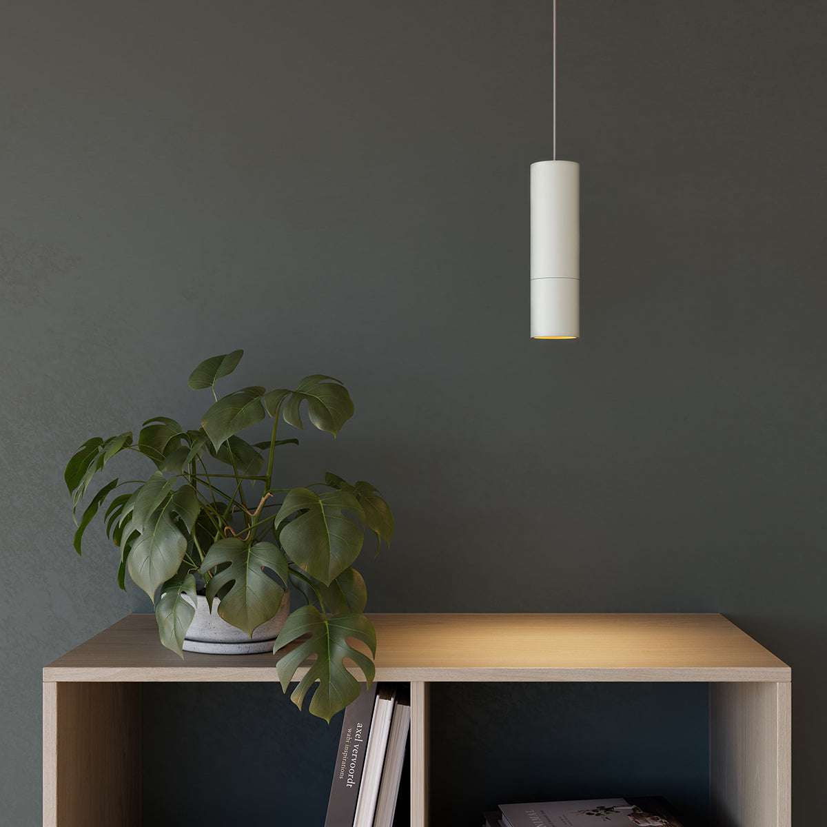 Hvid Expo Pendant pendellampe i aluminium med enkel, slank form og varm belysning.