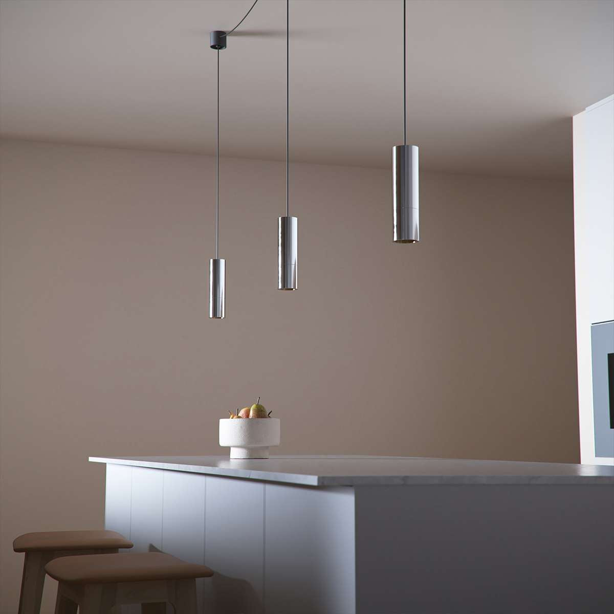 Polished Expo Pendant pendellampe i aluminium med slank, cylindrisk form og lang ledning.