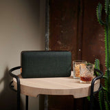 Move 150 højttalerfront i Fiord stof fra Kvadrat, rektangulær og flad med lædermærke.