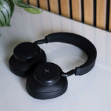 SACKit Touch 410 trådløse høretelefoner i sort med roterbare earcups og blødt materiale.
