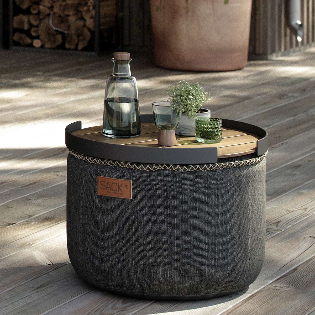 Patio Serving Tray i massivt teaktræ med pulverlakeret aluminiumsramme til udendørs og indendørs brug.