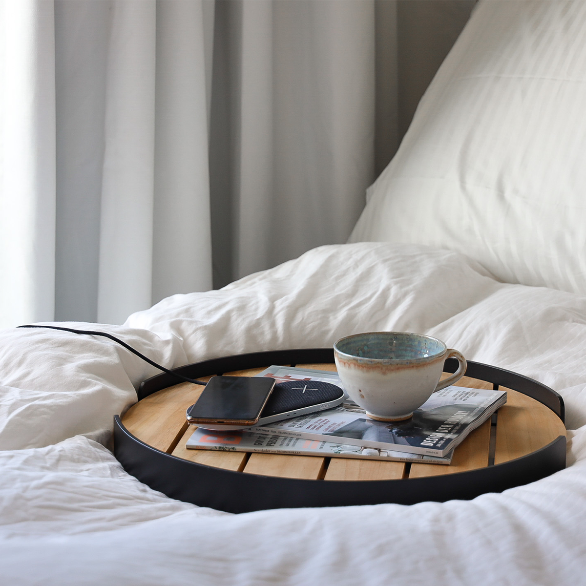 Patio Serving Tray i massivt teaktræ med pulverlakeret aluminiumsramme som udendørs sidebord.