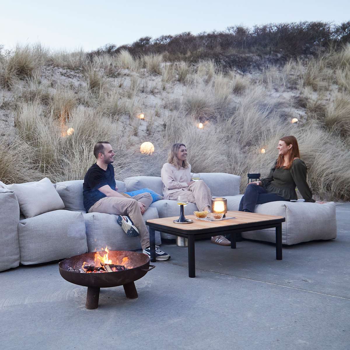 Udendørs Soft Sofa Outdoor lounger i Kirra Sand med blødt, indbydende design og lav siddehøjde.