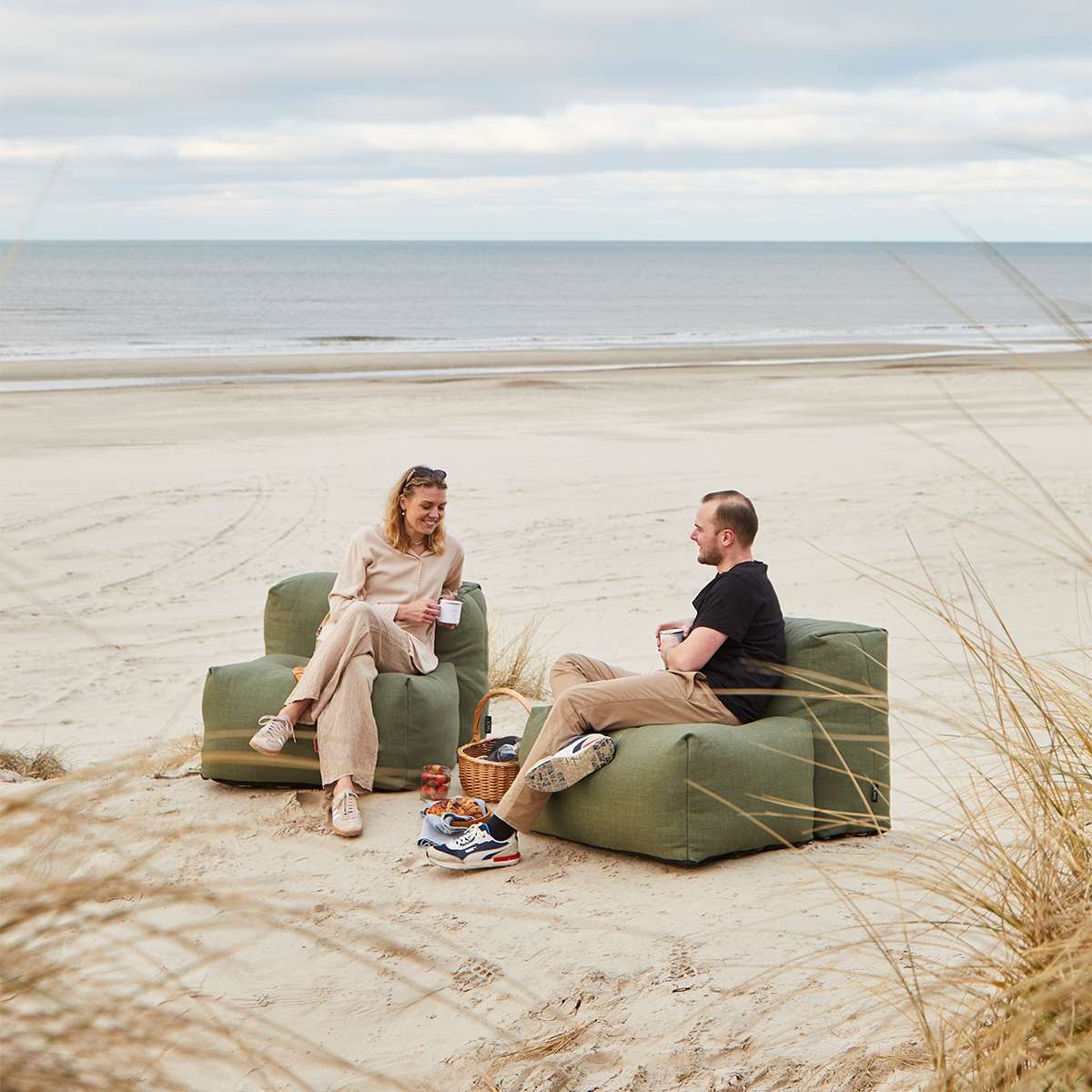 Soft Sofa Outdoor 2-personers udendørs sofa i Kirra Olive med bløde puder og lav ryg.