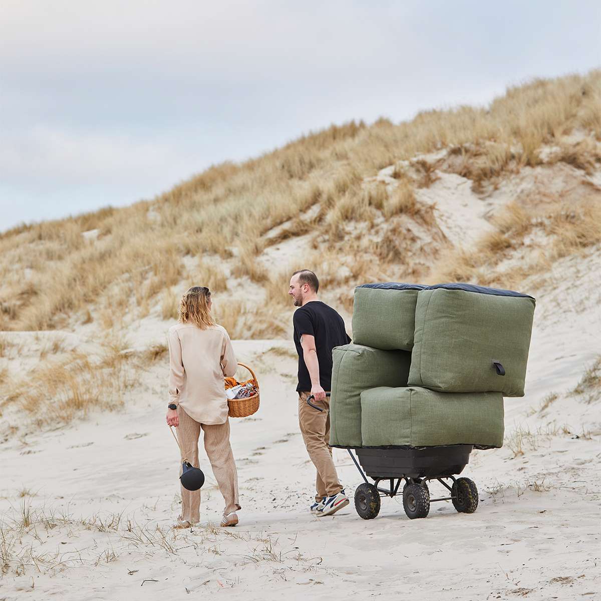 Udendørs Soft Sofa Outdoor 2-personers i Kirra Olive med bløde puder og lav ryg.