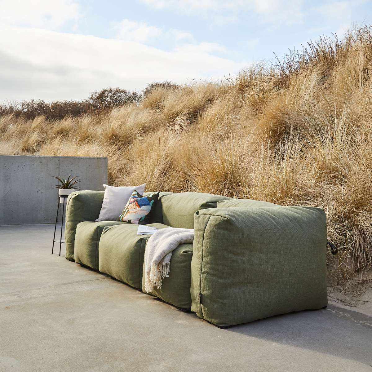Udendørs 3-personers Soft Sofa i Kirra Olive med bløde puder og lavt ryglæn.