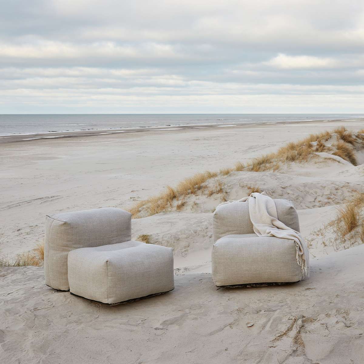 Udendørs Soft Sofa Outdoor 3-personers med chaiselong i Kirra Sand stof, blød og formstabil uden stel.