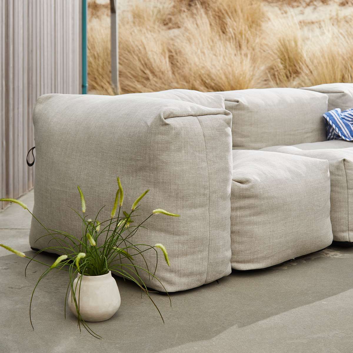 Soft Sofa Outdoor hjørnesofa i Kirra Sand farve med bløde puder til udendørs brug.