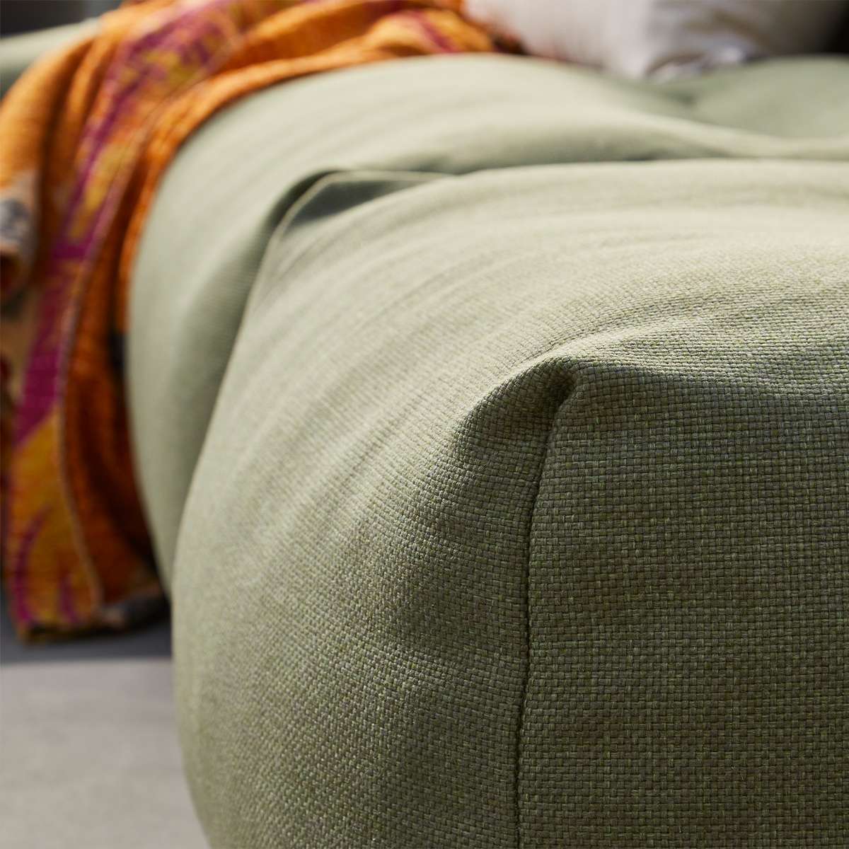 Soft Sofa Outdoor hjørnesofa i Kirra Olive stof til udendørs brug med bløde puder og lav ryg.