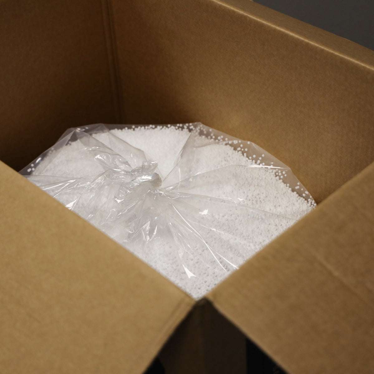 Hvid refill med 100 liter EPS kugler til sækkestol og puf.
