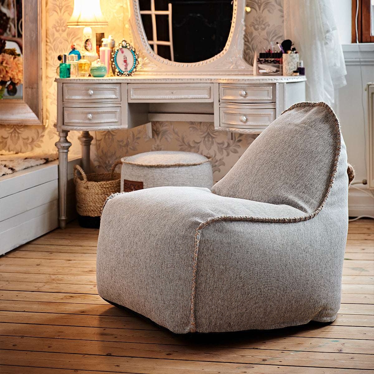 Cobana Junior Lounge Chair i grå sækkestol til børn med formstabilt design og håndsyede sting.