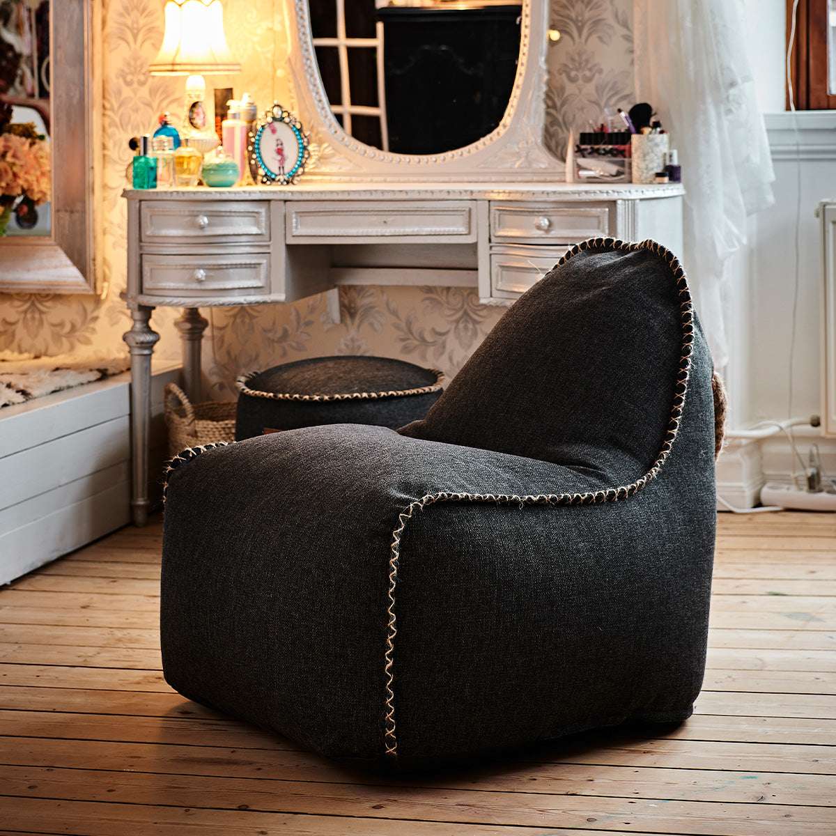 Cobana Junior Lounge Chair i grå sækkestol til børn med formstabilt design og håndsyede sting.