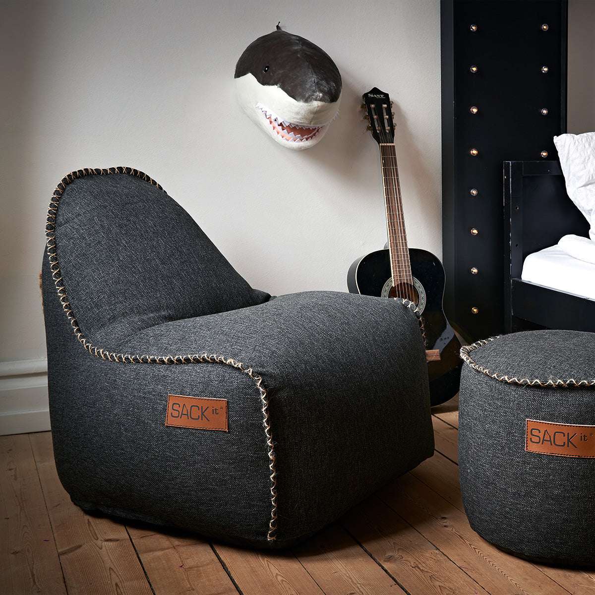 Cobana Junior Lounge Chair i grå, formstabil sækkestol til børn med håndsyede sting.