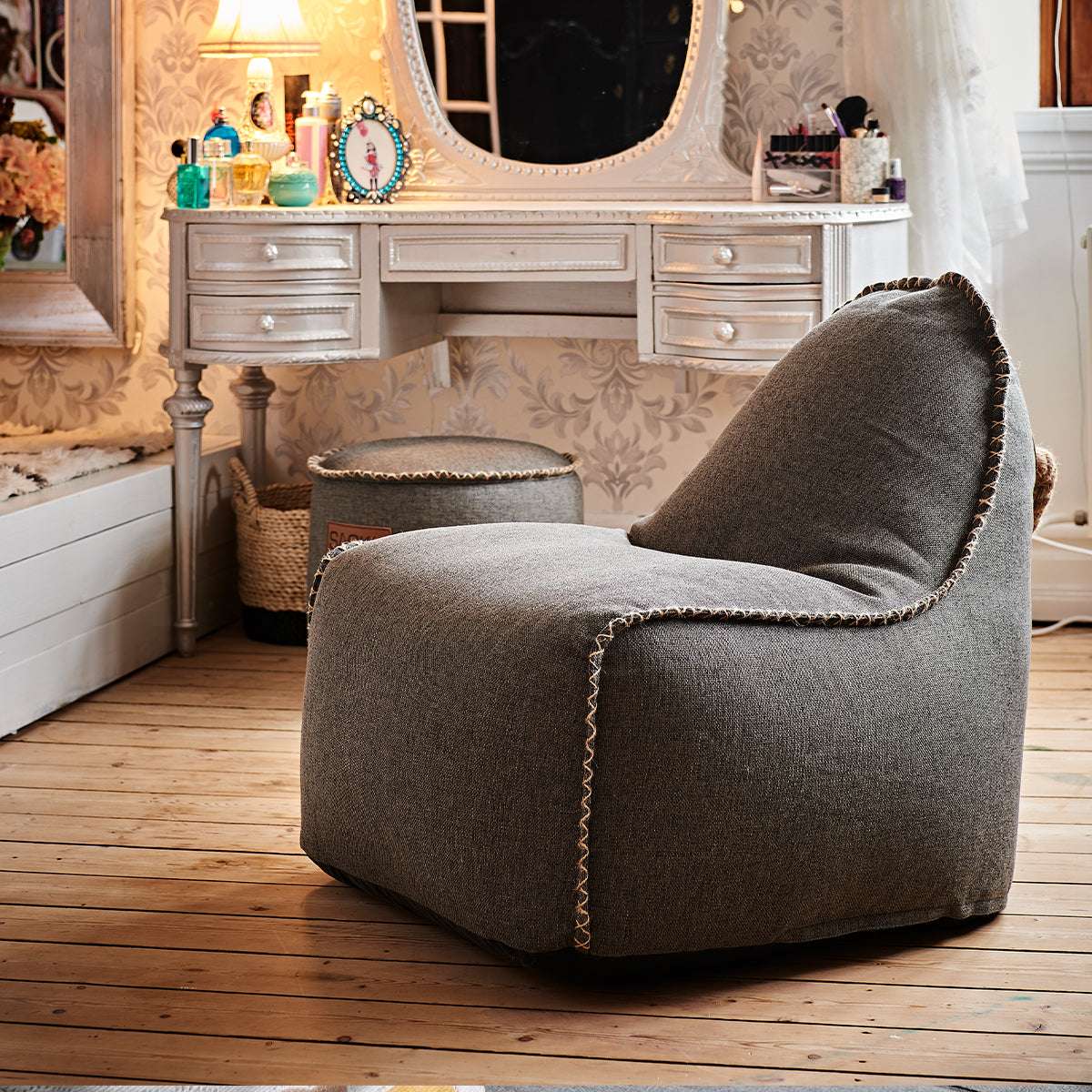 Cobana Junior Lounge Chair i grå, børnesækkestol med rund form og blødt fyld.