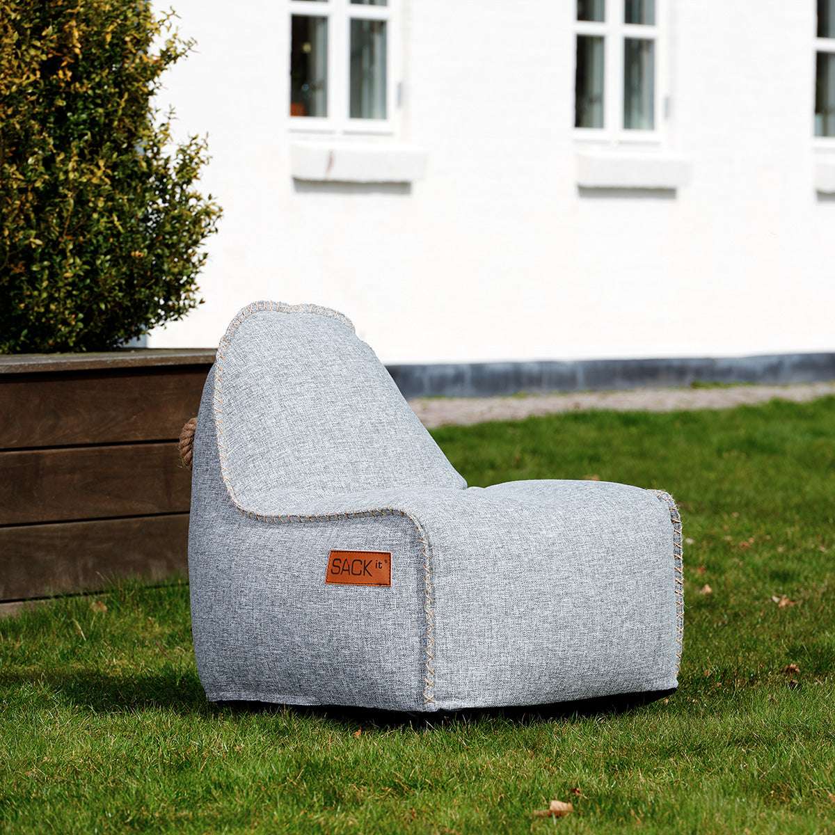 Lys grå Cobana Junior Lounge Chair sækkestol til børn med rund form og blødt materiale.