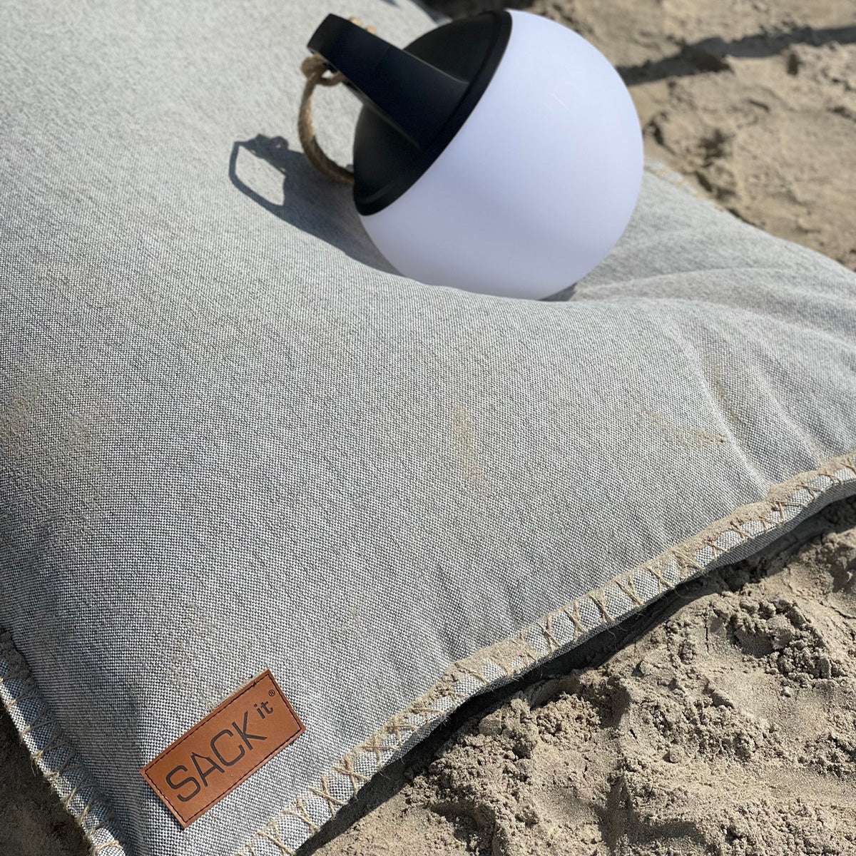 Cobana Beanbag sækkestol i gråt slidstærkt og vandafvisende materiale til indendørs og udendørs brug.