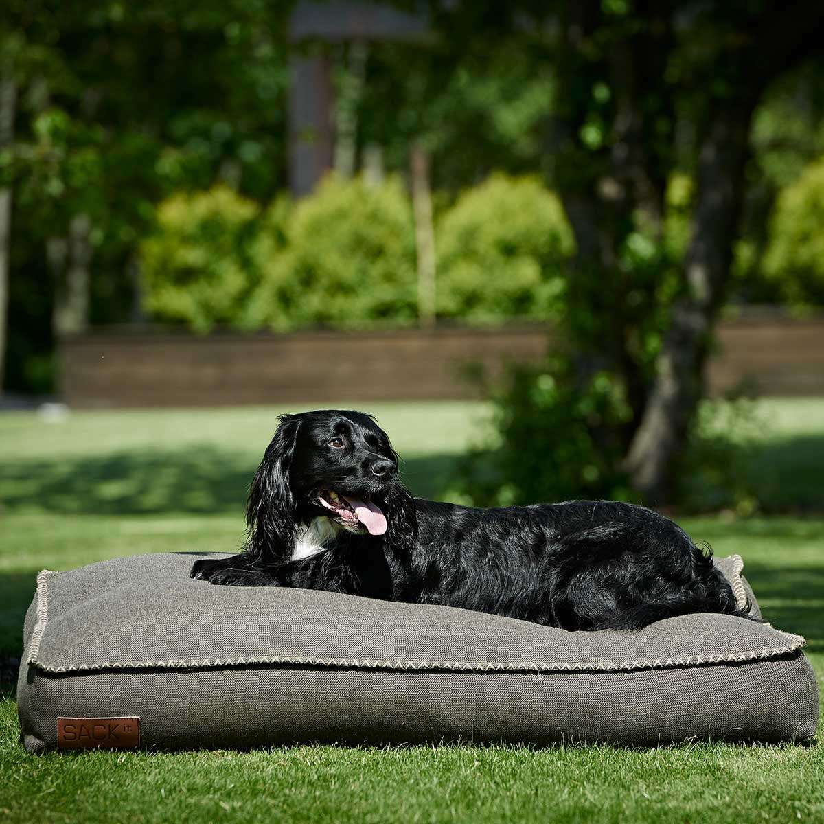 Stor Cobana Dog Bed i brunt slidstærkt stof med skridsikker bund til kæledyr.