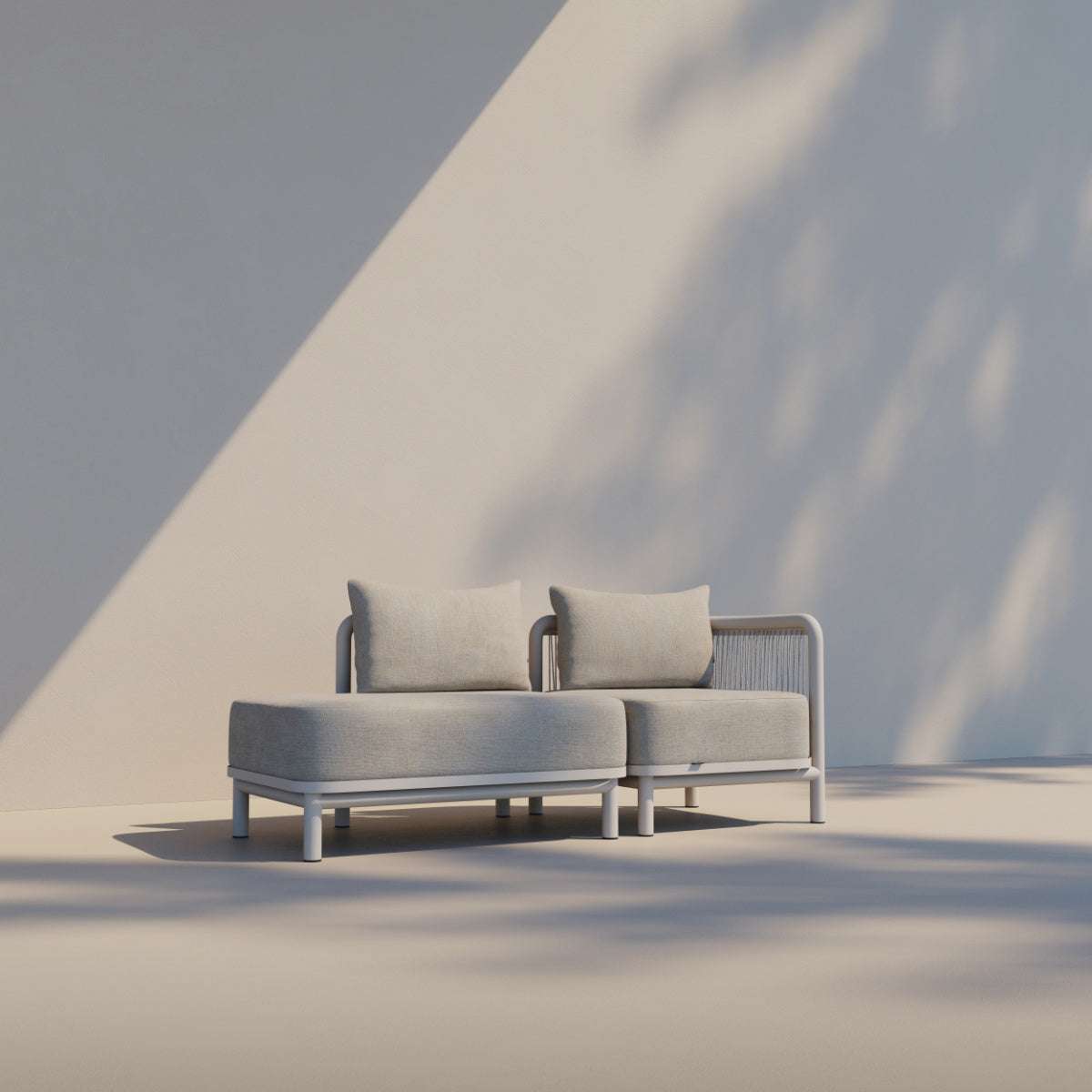 Kirra Lounge Sofa i Kirra Sand med åben ende til højre i pulverlakeret aluminium og olefin tekstil til udendørs brug.
