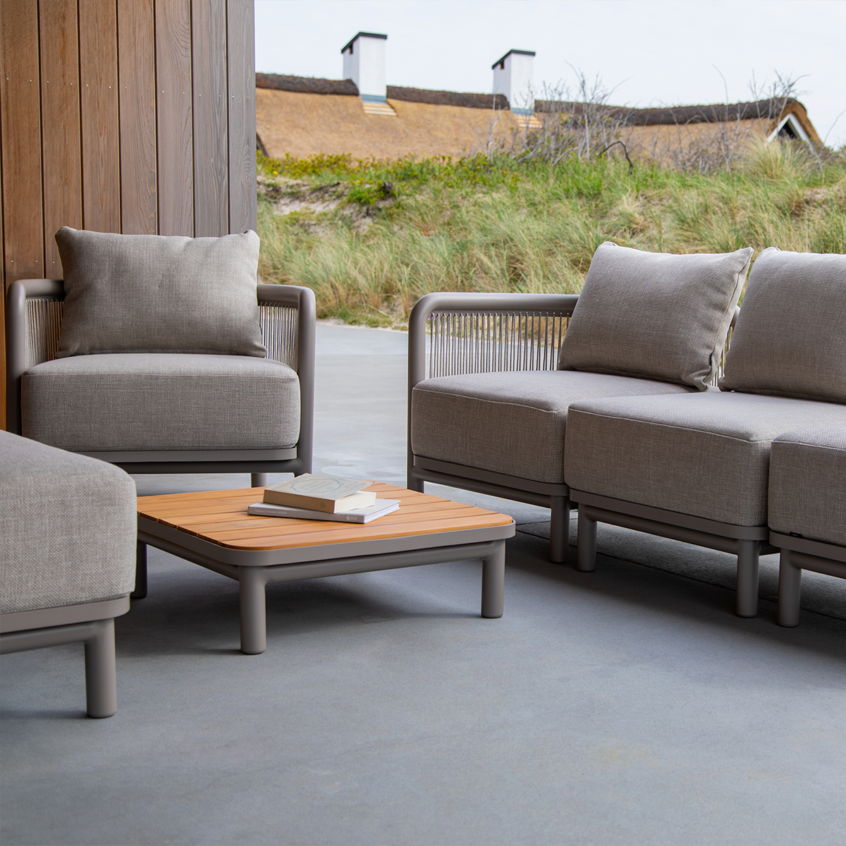 Kirra Lounge Sofa i sandfarvet olefin med pulverlakeret aluminiumsramme til udendørs brug.