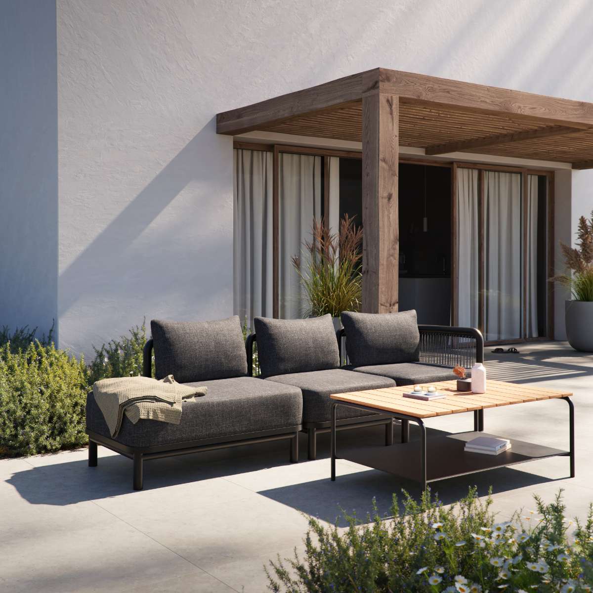 Kirra Lounge Sofa i Kirra Sand med åben højre ende i pulverlakeret aluminium og olefin tekstil.