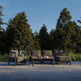 Kirra Lounge Chair i sandfarvet Olefin tekstil med aluminiumsramme til udendørs brug.