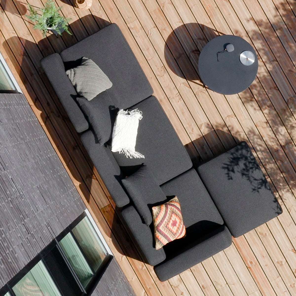 Cobana Lounge Sofa pouf i sort med pulverlakeret aluminiumsramme og vandafvisende tekstil.