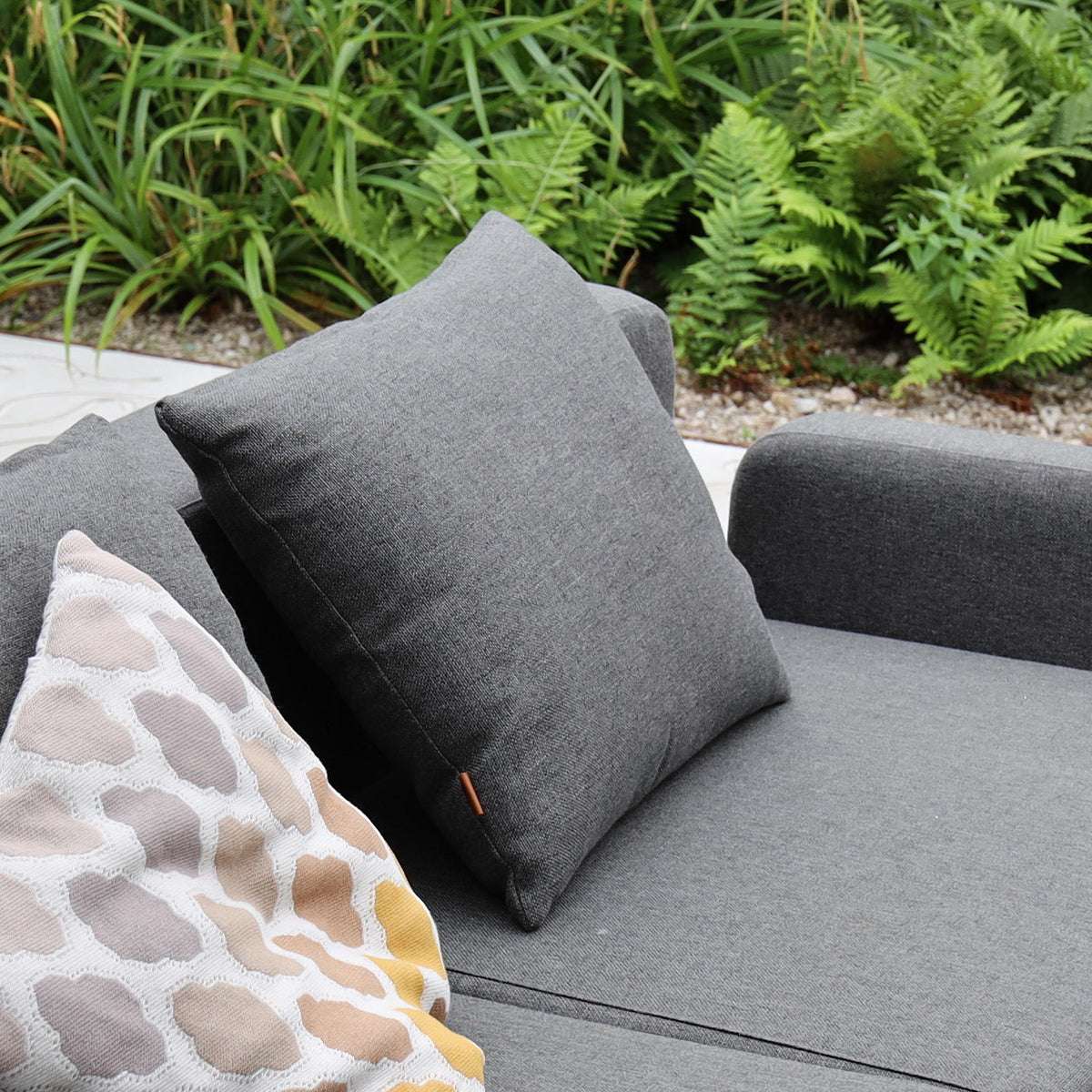 Sort Cobana Cushion i vandafvisende Olefin tekstil til udendørs sofa med blødt skumfyld.
