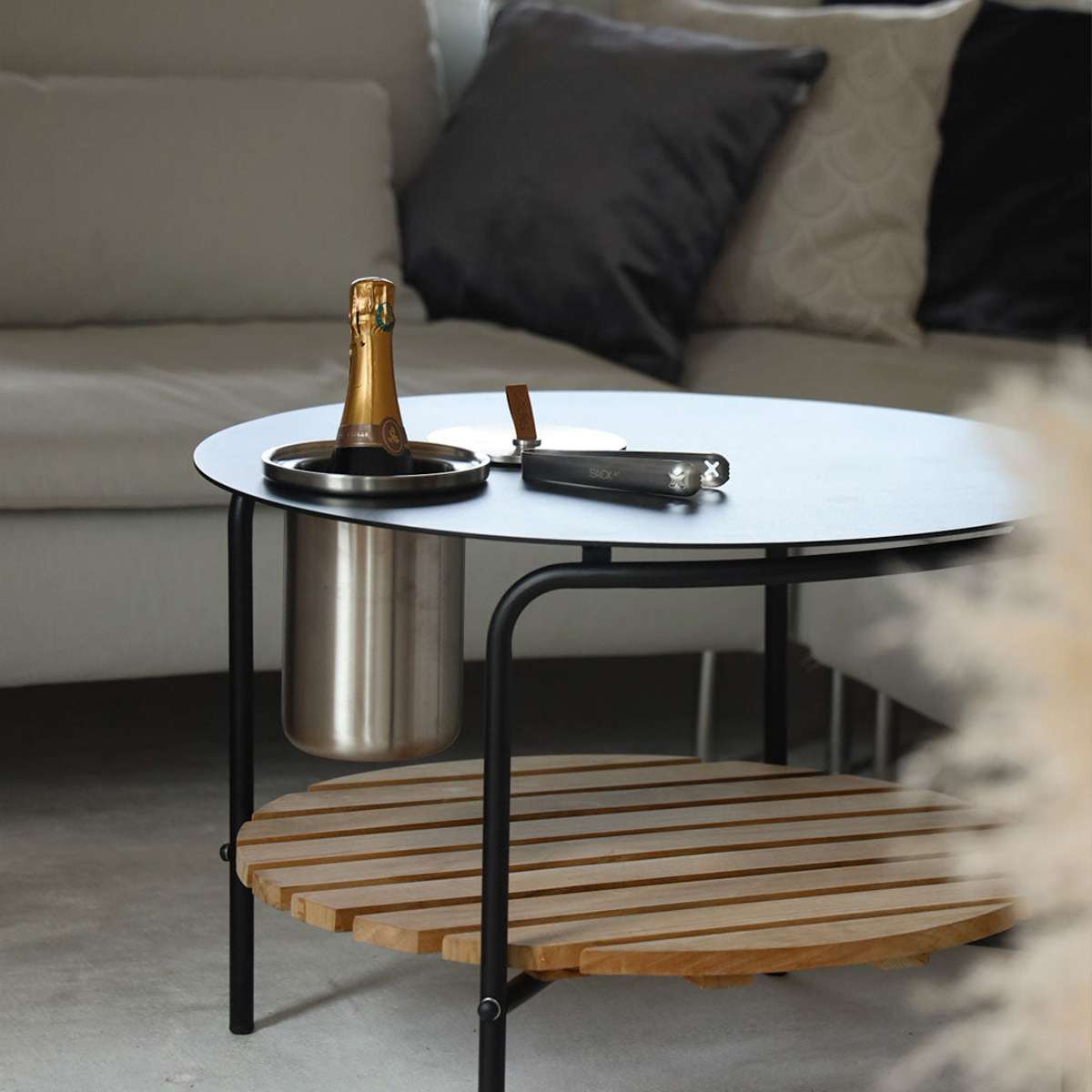 Satinpoleret rustfri stål vinkøler med læderhåndtag og låg, designet til vin og is.