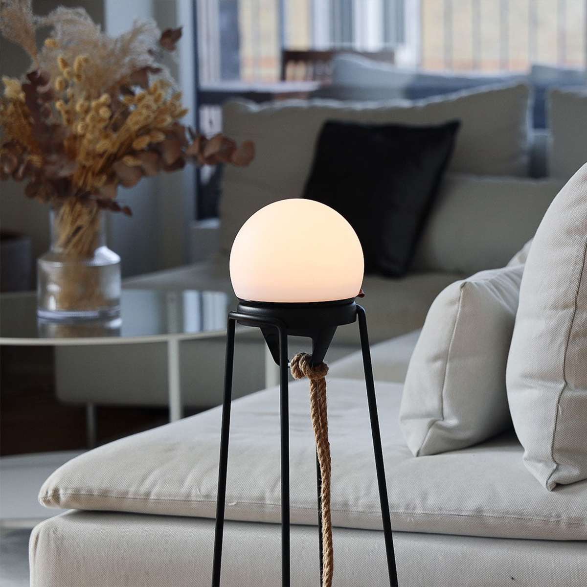 Sort pulverlakeret rustfrit stål Patio Accessory Stand med enkelt design til udendørs brug.