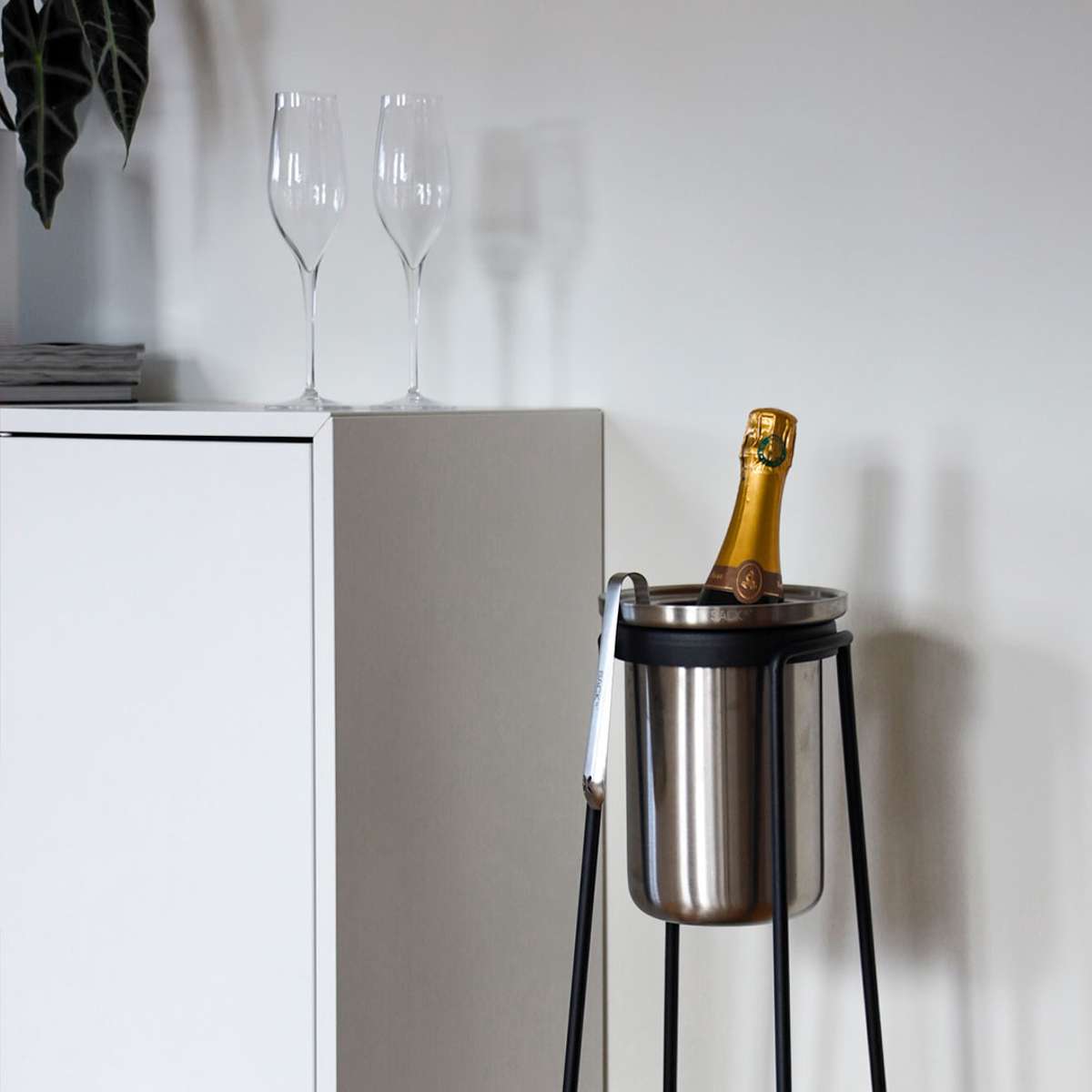 Sort pulverlakeret rustfrit stål Patio Accessory Stand med satinpoleret rustfri vinkøler og læderhåndtag.