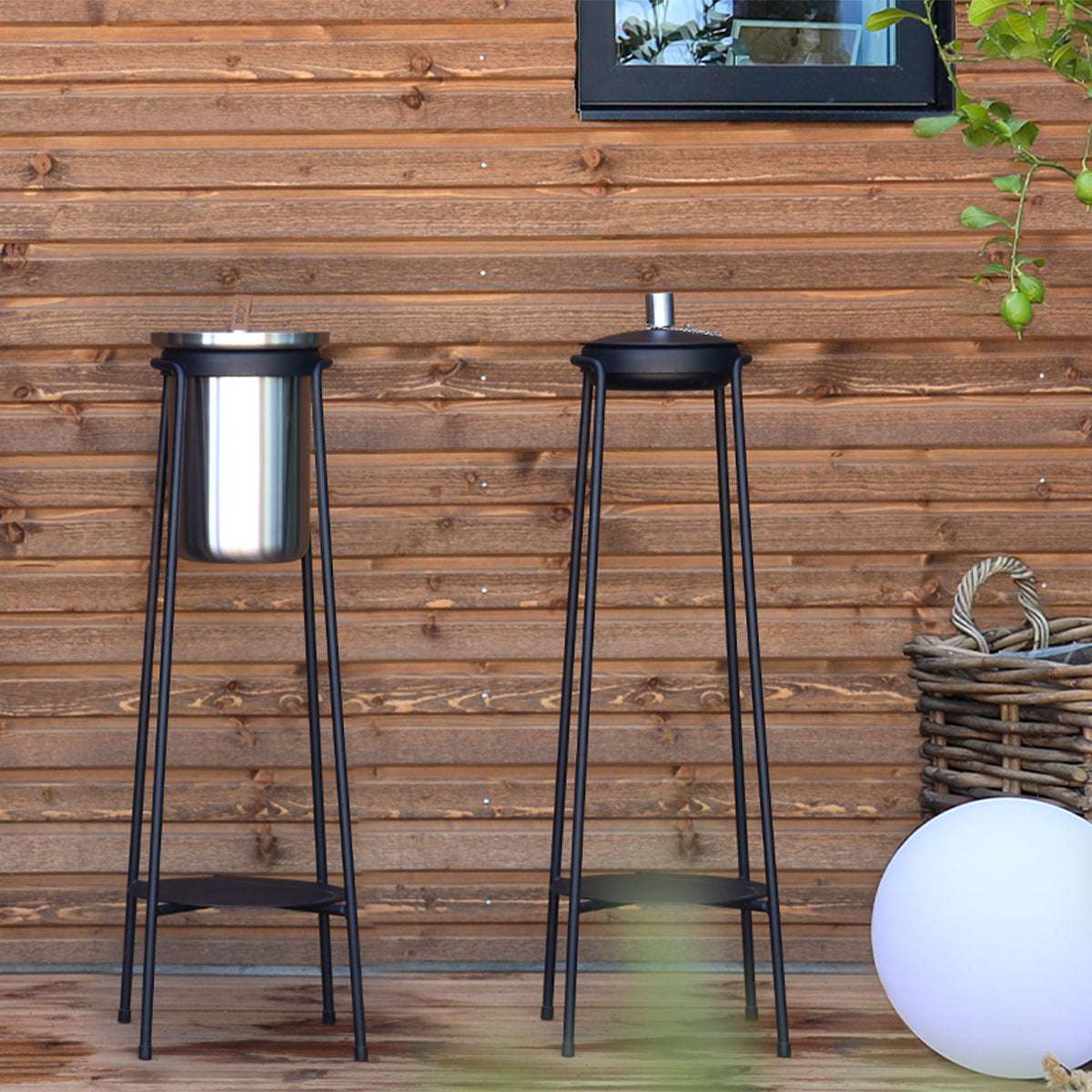 SACKit Patio Accessory Stand i sort pulverlakeret stål med vinkøler i satinpoleret rustfrit stål med læderhåndtag