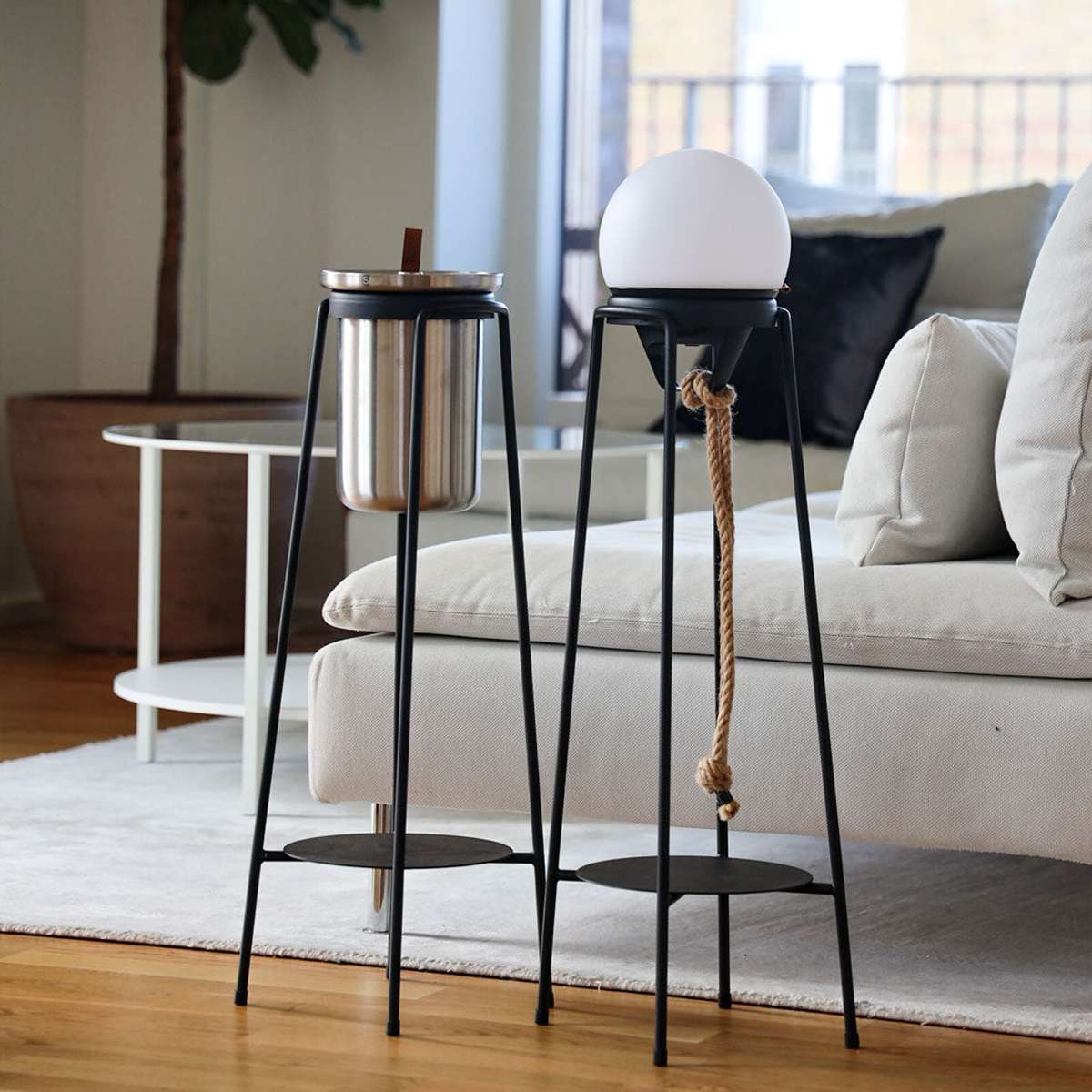 SACKit Patio Accessory Stand i sort pulverlakeret stål med rustfri vinkøler i satinpoleret stål og læderhåndtag.