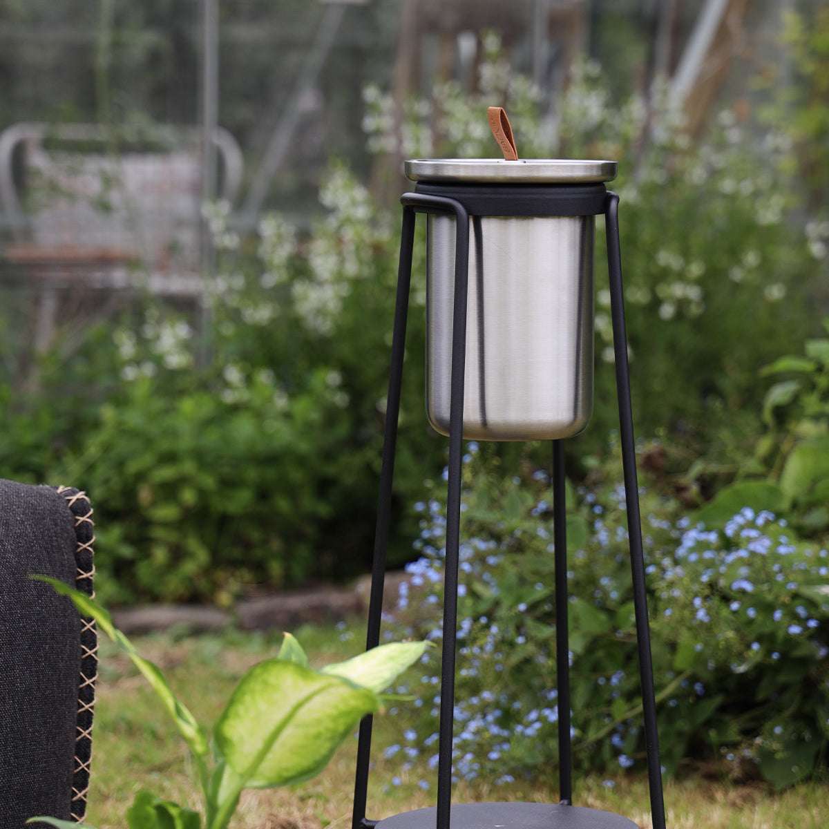 SACKit Patio Accessory Stand i sort pulverlakeret stål med rustfri vinkøler i satinpoleret stål og læderhåndtag.